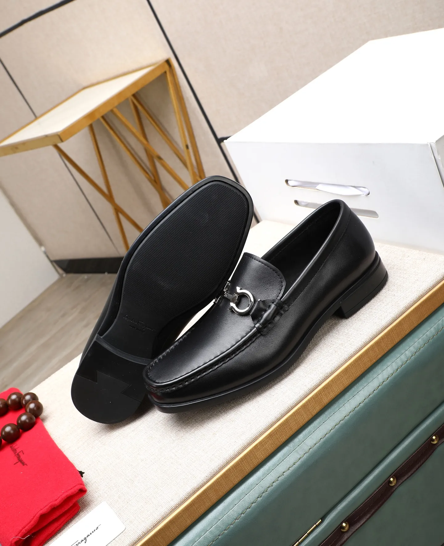 Men's clothing and shoes 💰700📛📛High-end goods! Salvatore Ferragamo is the world's top luxury footwear brand. It comes from Italy, the kingdom of fashion. It is famous all over the world for its traditional handmade design and novel styles... 🚶🏻🚶🏻 Top-quality suit shoes are sold simultaneously at the counter. This style is purely handmade. The fabric is imported Italian calfskin➕soft water-dyed cowhide lining. Specially available with original deep rubber outsole🌀🌀Size: 38➖44
